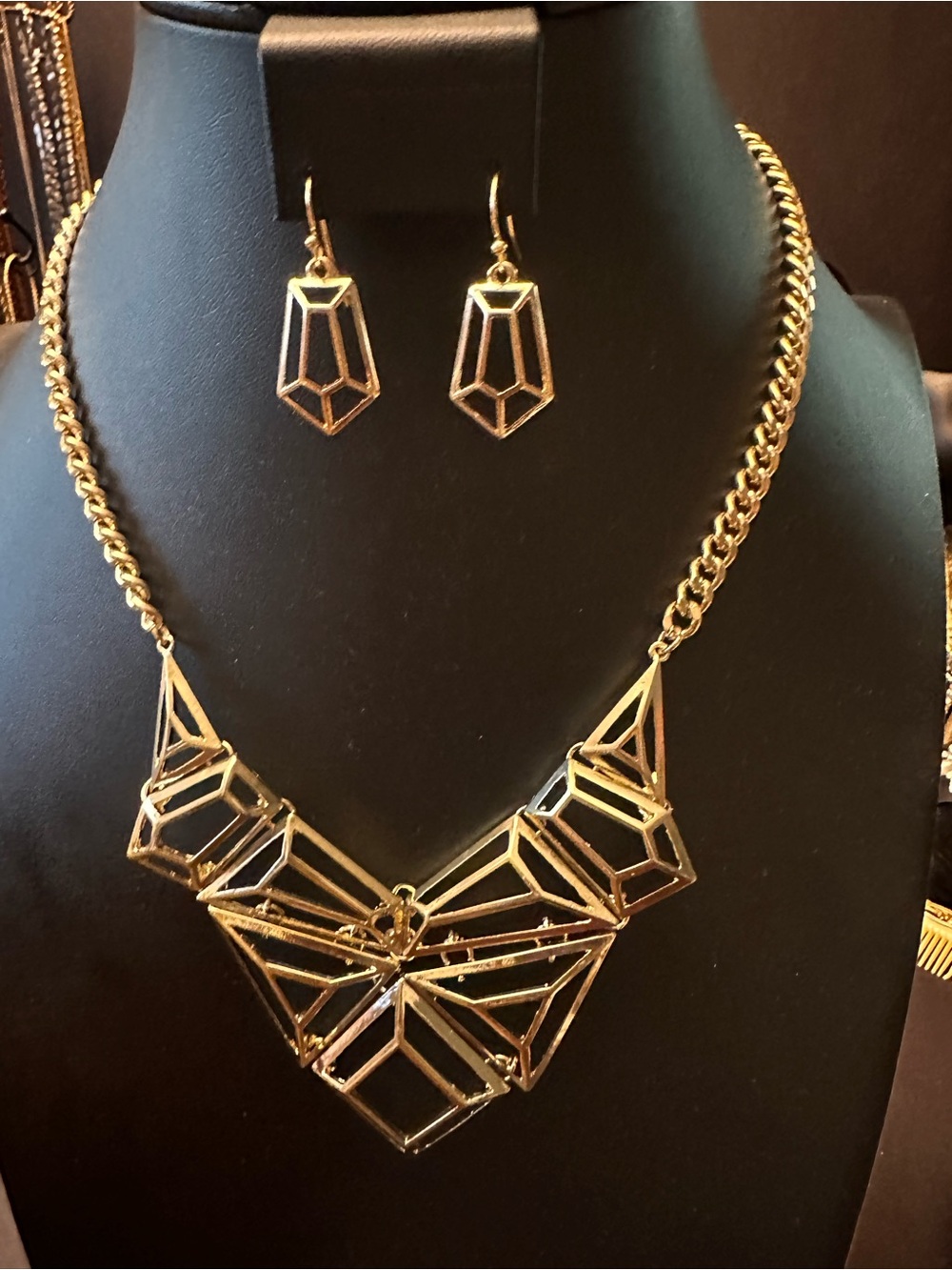 Geometric 3D dramatic statement bib necklace W/Earrings 20” + Extender